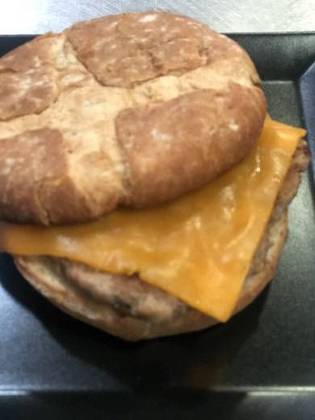 PÃO RÚSTICO +  HAMBÚRGUER DE NOVILHO COM QUEIJO CHEDDAR  + MAIONESE DE ALHO CASEIRA