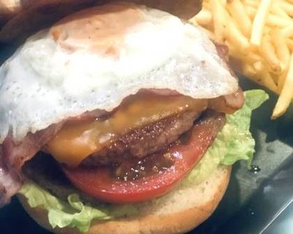 MENÚ 6 - PÃO RÚSTICO + HAMBÚRGUER DUPLO DE NOVILHO COM OVO + QUEIJO CHEDDAR + ALFACE + TOMATE + BACO