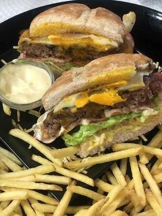 MENÚ 1 - HAMBURGUER BLACK ANGUS - PÃO RÚSTICO +  HAMBURGUER BLACK ANGUS 200 gr.+OVO+ QUEIJO CHEDDAR