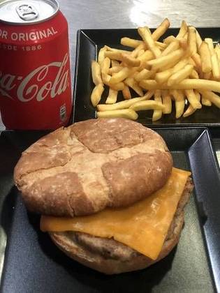 MENÚ 4 -PÃO RÚSTICO +  HAMBÚRGUER DE NOVILHO COM QUEIJO CHEDDAR + MAIONESE DE ALHO CASEIRA + CAIXA P