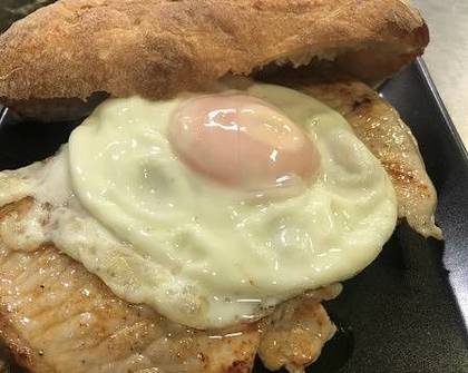 Bifana com Ovo em Pão da Avó