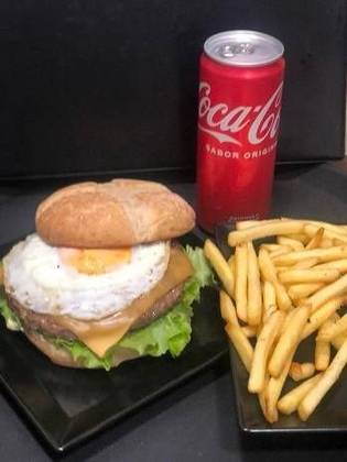 MENÚ 7  - PÃO RÚSTICO + HAMBÚRGUER DE NOVILHO  COM OVO + QUEIJO CHEDDAR + ALFACE + TOMATE + MAIONESE