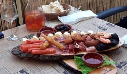Tábua Enche o Bandulho com Jarro de Sangria Tinto