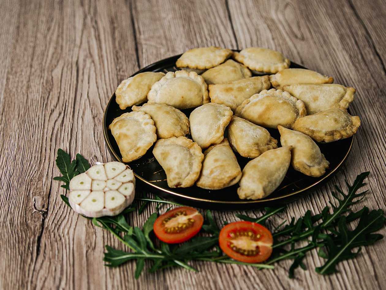 Gruzdinti koldūnai su saliami ir sūriu (maža porcija)