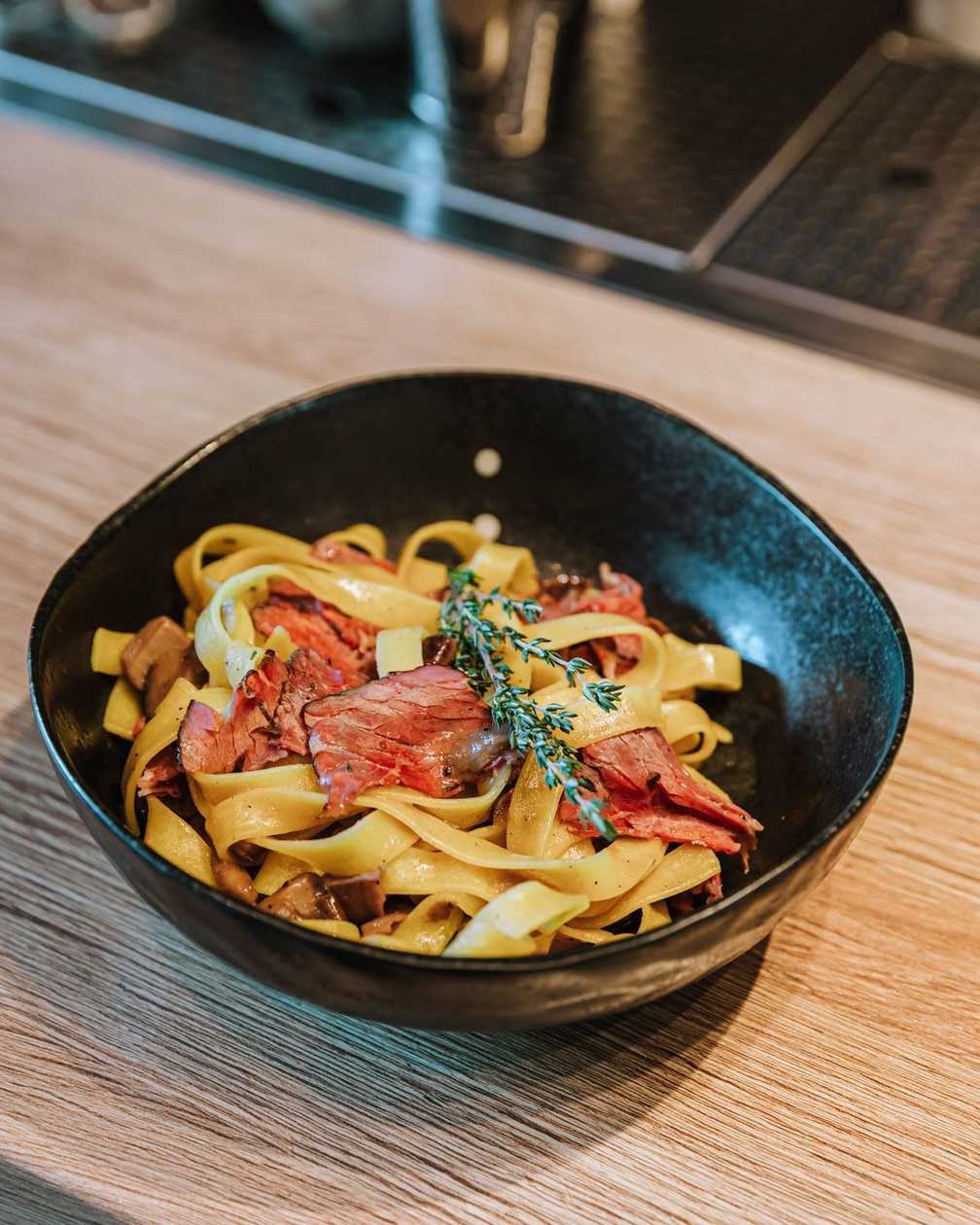 Cestoviny s hovädzím pastrami a hubami