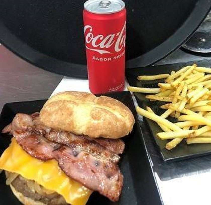 MENÚ 5 - PÃO RÚSTICO +  HAMBÚRGUER DE NOVILHO COM CEBOLA + QUEIJO CHEDDAR + BACON + MAIONESE DE ALHO