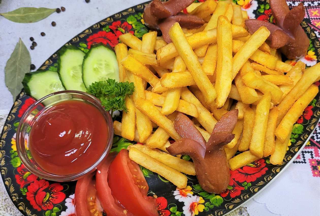 Viinerid fritüüris küpsetatud friikartuliga
