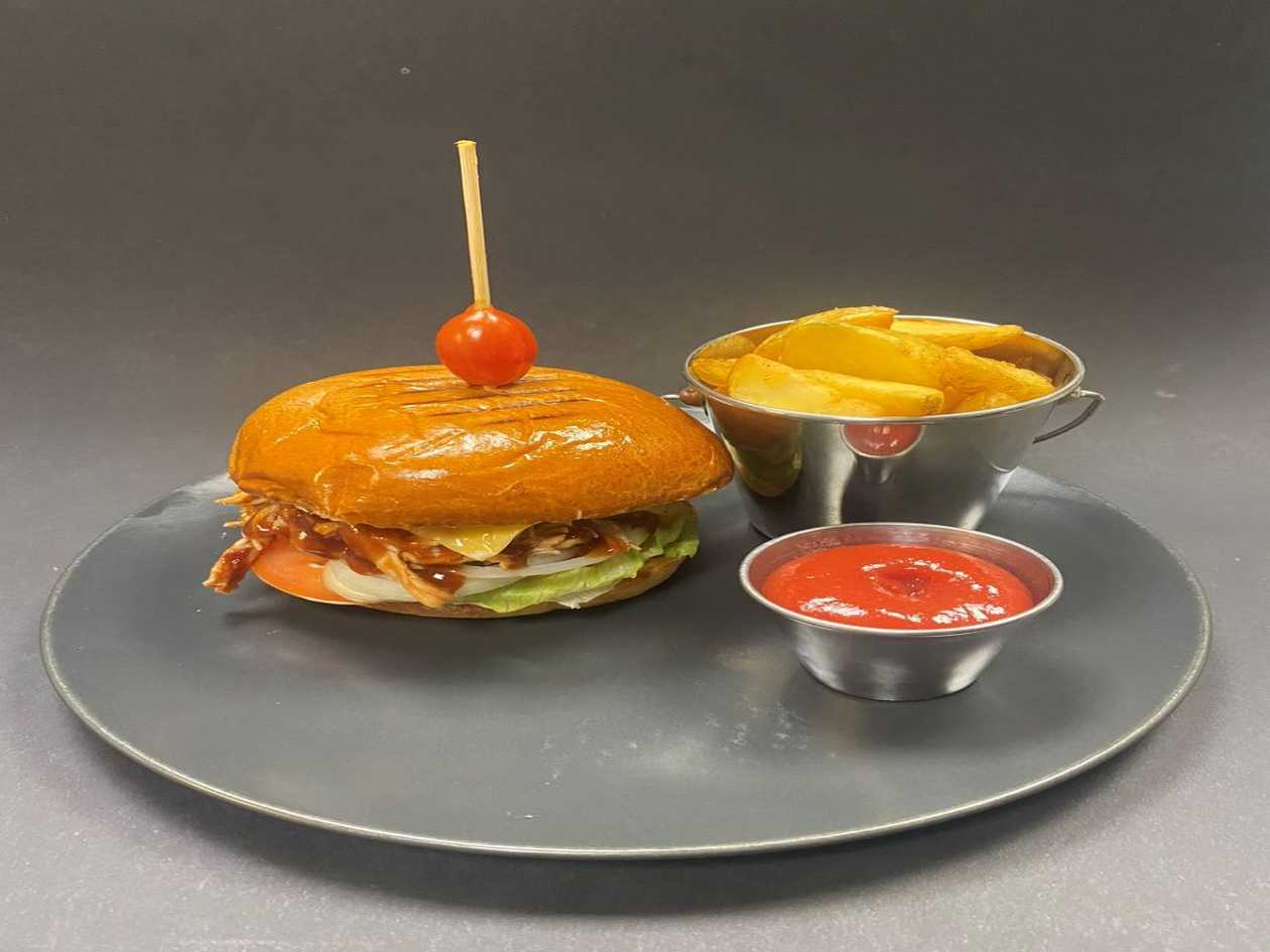 Burgeris su plėšyta kiauliena