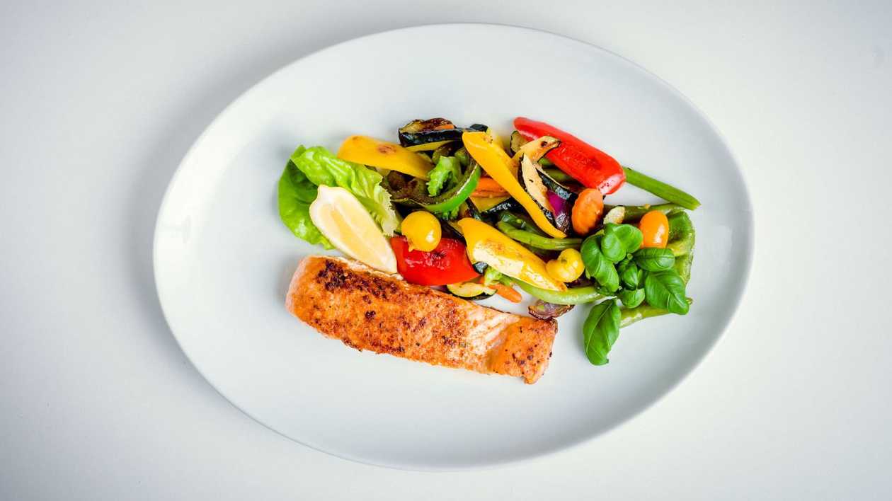 Laša fileja ar grillētiem dārzeņiem