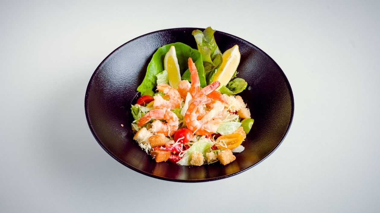 Cēzara salāti ar tīģergarnelēm