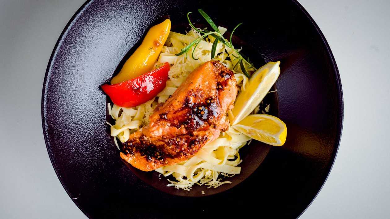 Pasta ar lasi saldkrējuma mērcē