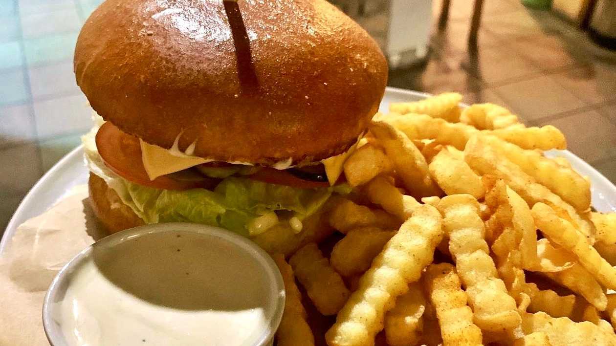 Liellopu gaļas burgers+ frī kartupelīši