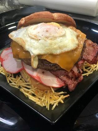 HAMBURGUER BLACK ANGUS - PÃO RÚSTICO +  HAMBURGUER BLACK ANGUS 200 gr. + OVO + QUEIJO CHEDDAR + BACO