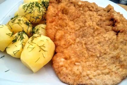 Kotlet schabowy, ziemniaki, surówka