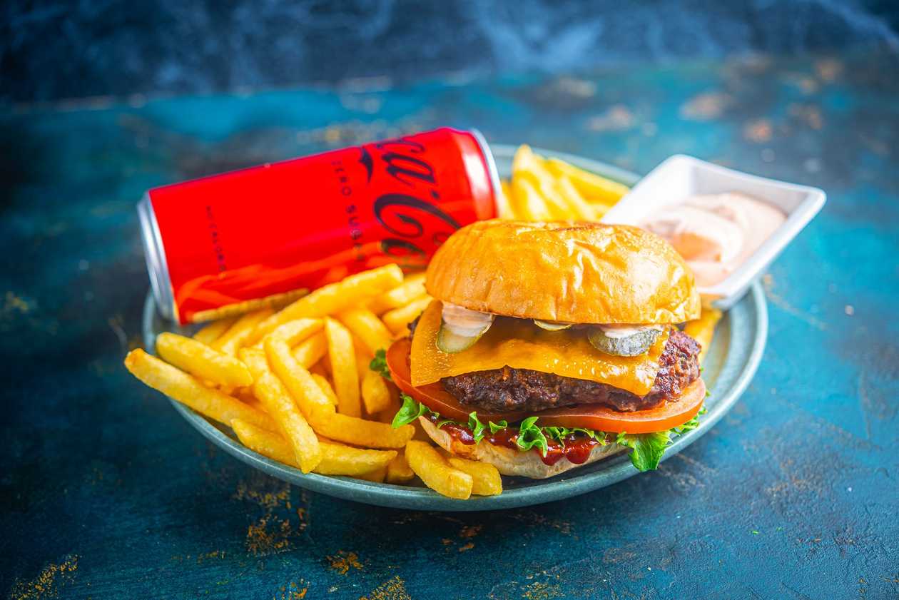 BBQ Burger + friikartul + Coca-Cola