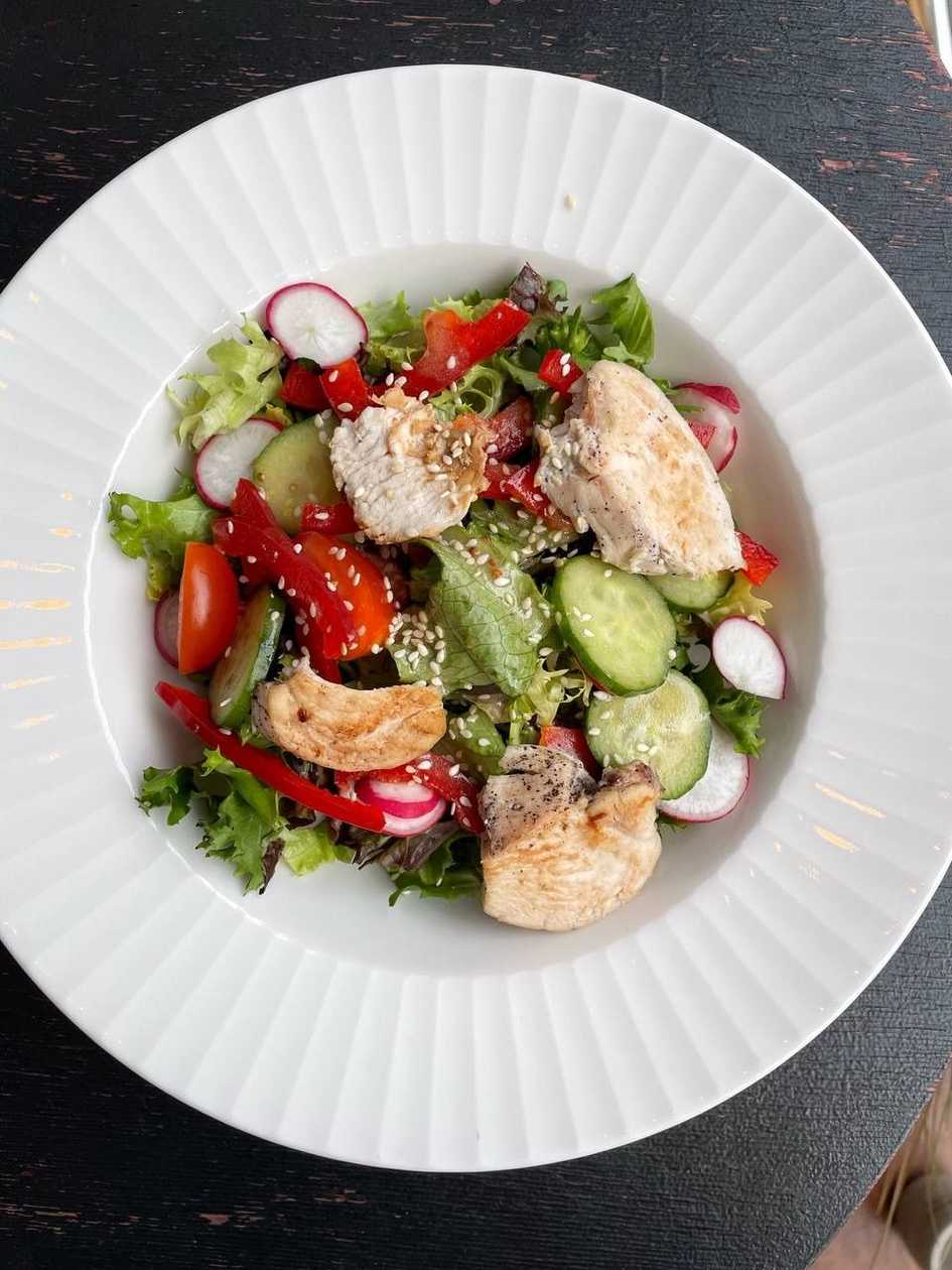 Fresh salad with chicken