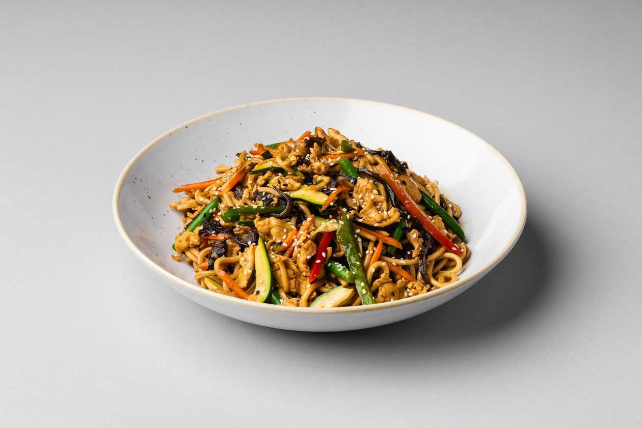 Kiaušininiai makaronai su vištiena ir Teriyaki padažu