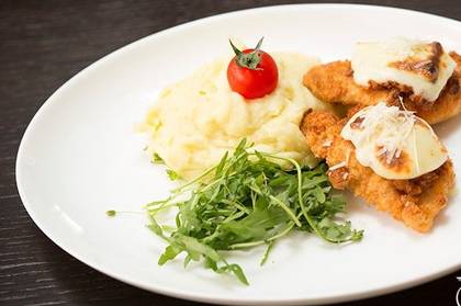 Chicken schnitzel au gratin with mashed potatoes