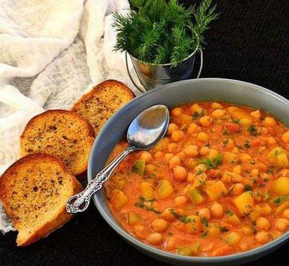 Tocăniță spaniolă cu năut și legume