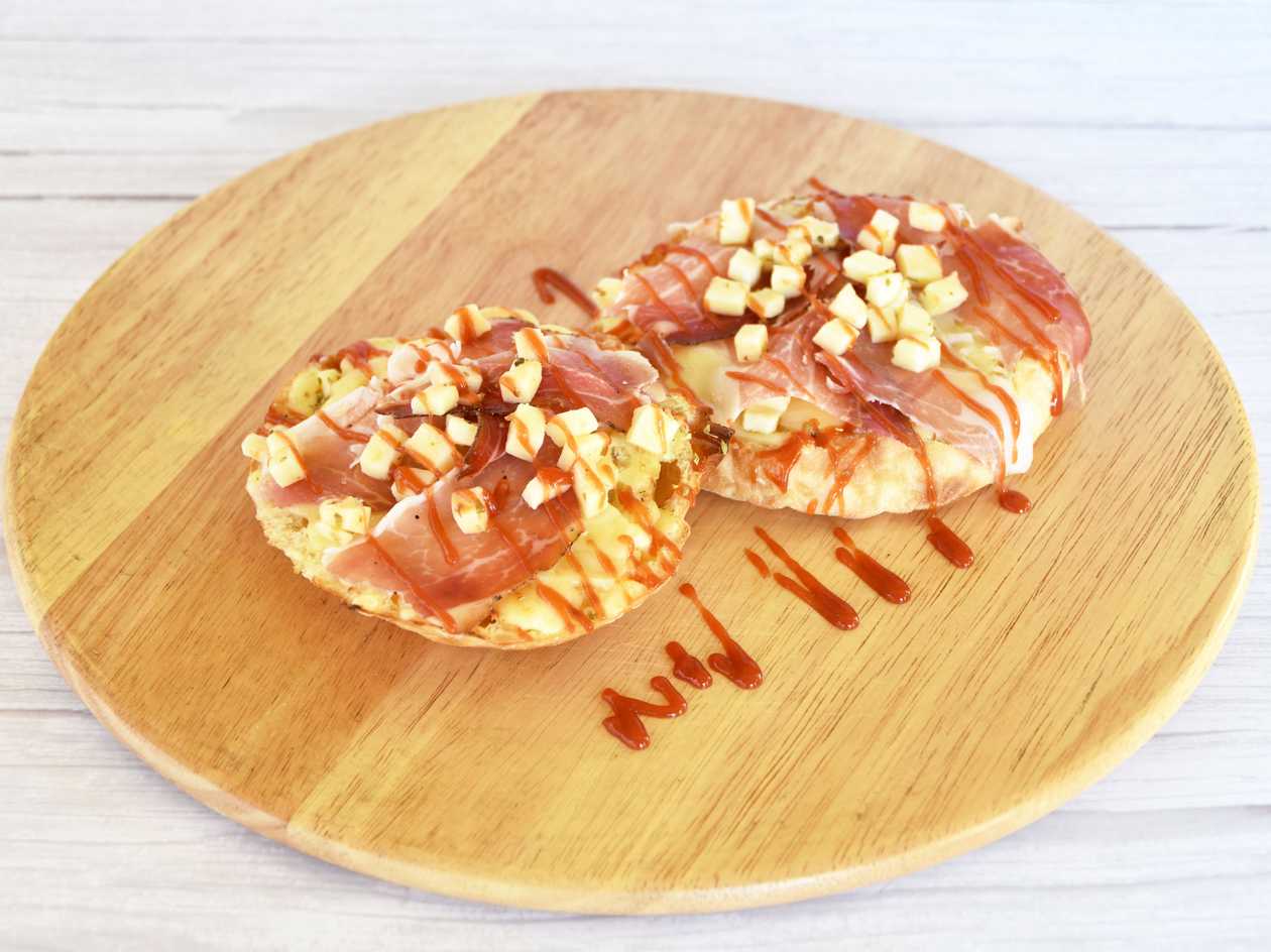 Bruschetta with prosciutto and mozzarella