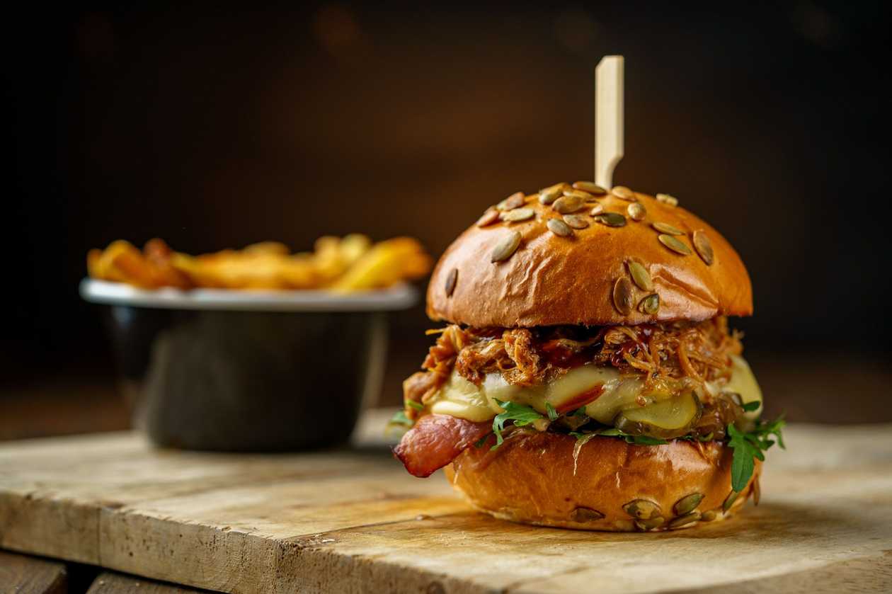 Meniu Switch&Eat burger cu cartofi prajiti, salata si sos
