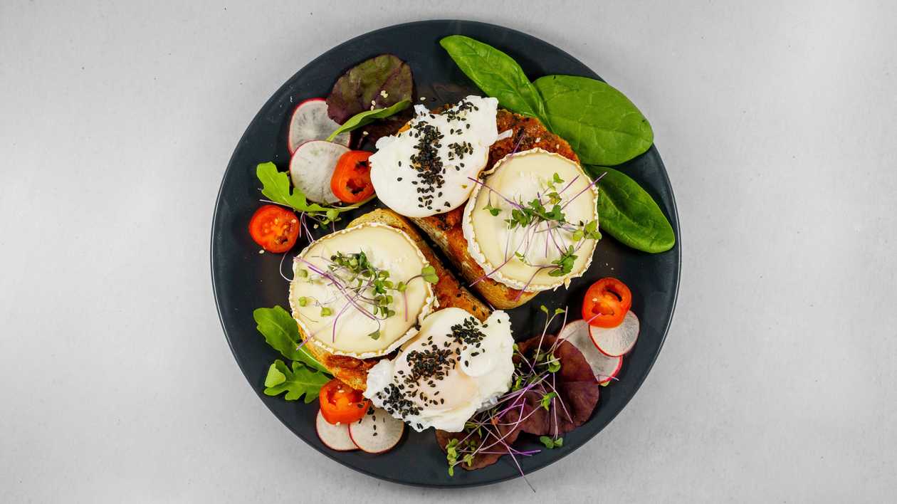 Zastřené vejce s kozím sýrem