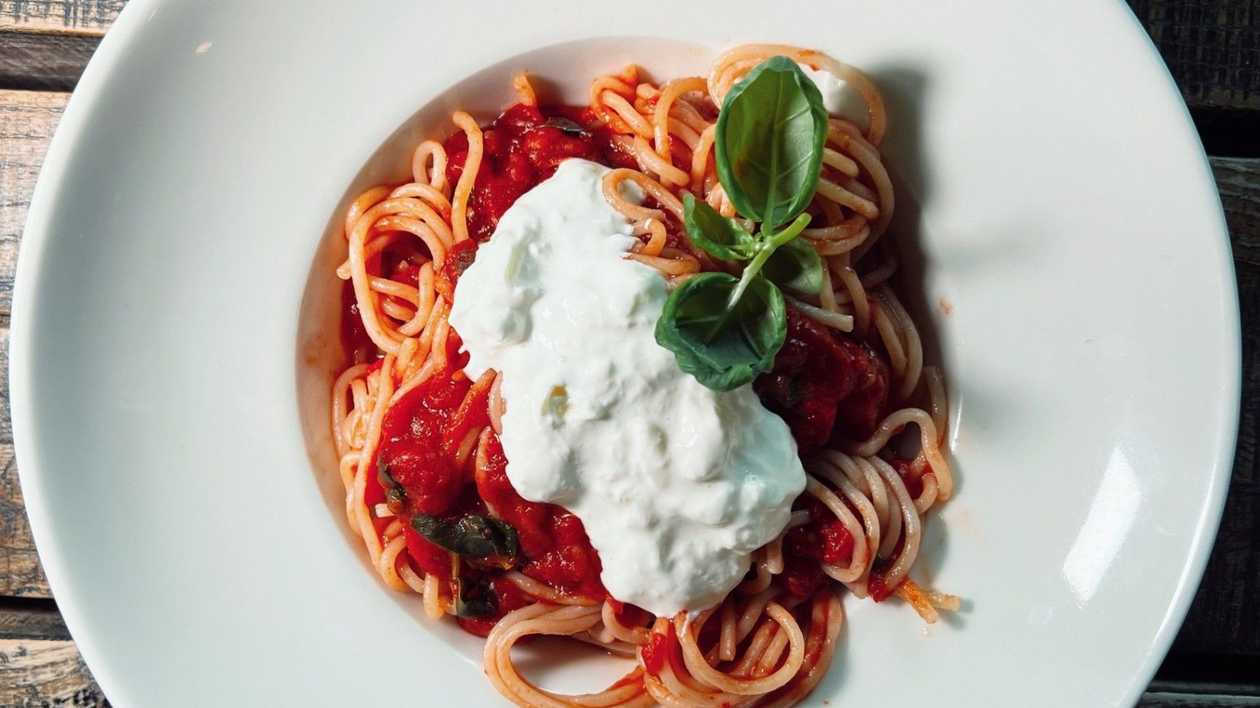 Spaghetti pomodoro ze straciatellą 🌿