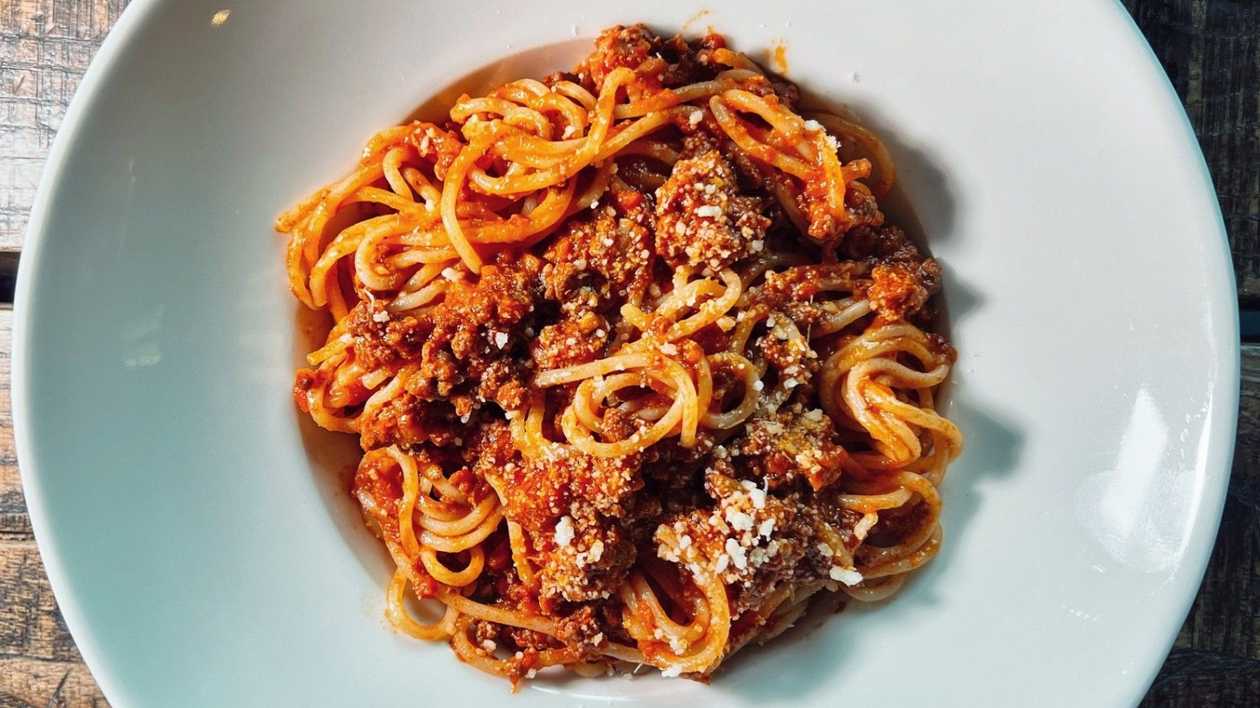 Spaghretti ragu z parmezanem