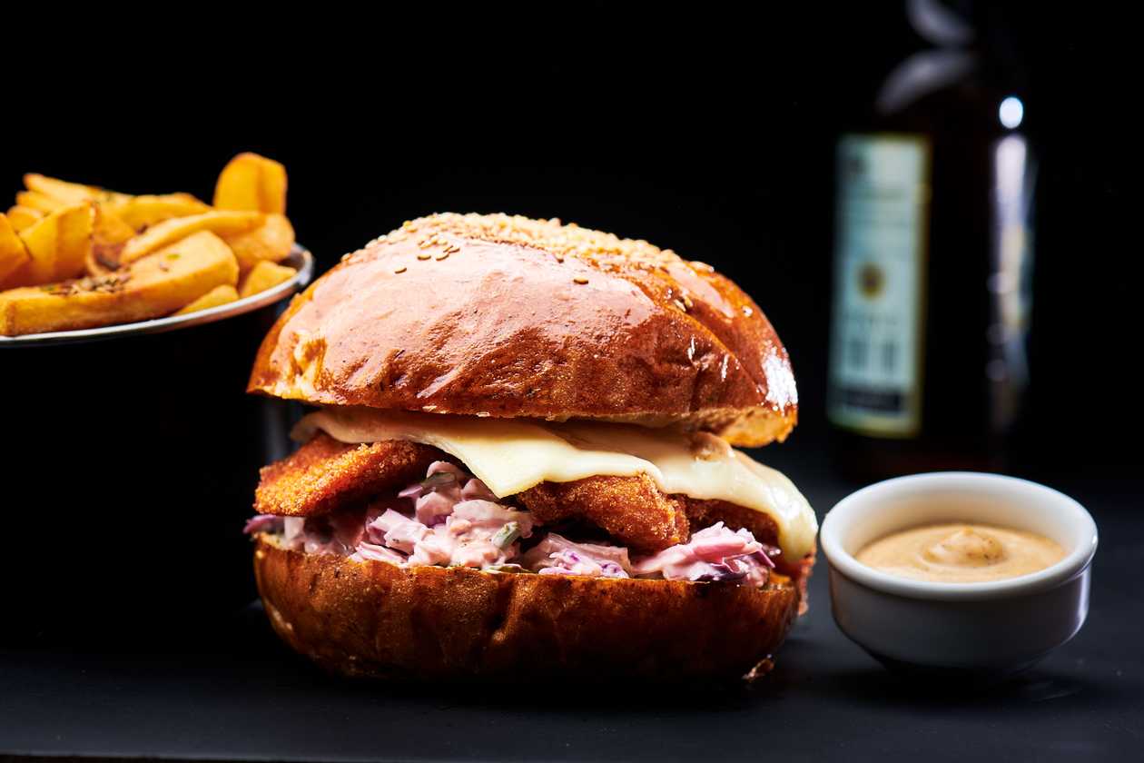 Chicken burger cu cartofi prajiti cu parmezan