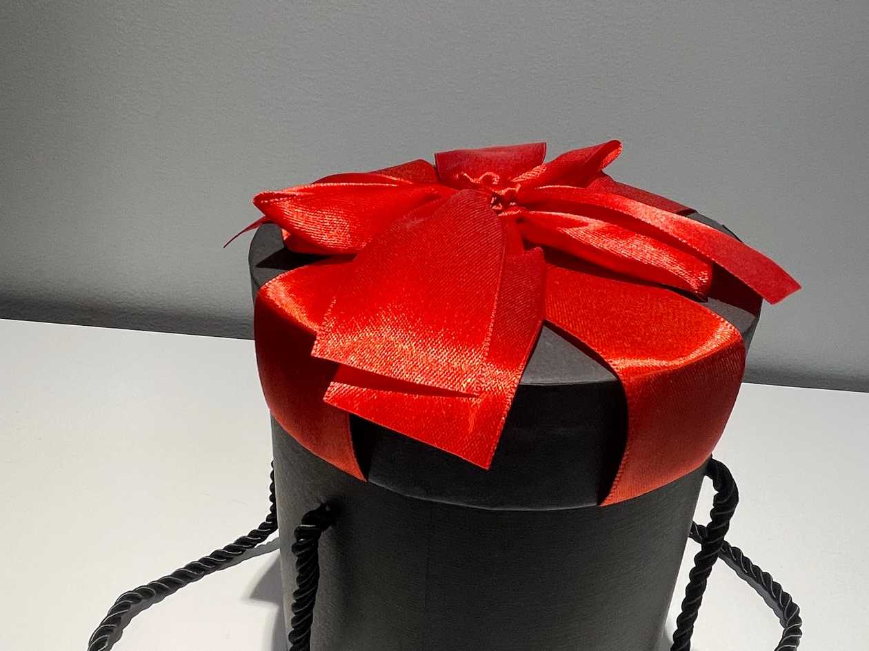 Dovanų dėžutė juoda su raudonu kaspinu 16cm