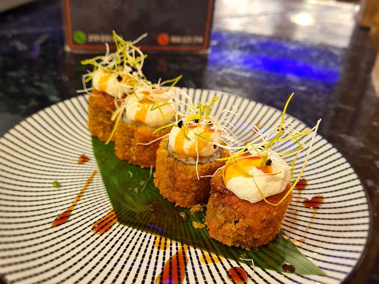 Salmon Hot Roll 4 Pieces