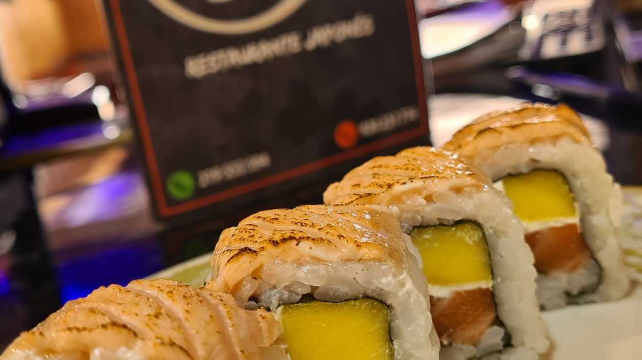 Grilled Salmon Uramaki - 4 Pieces