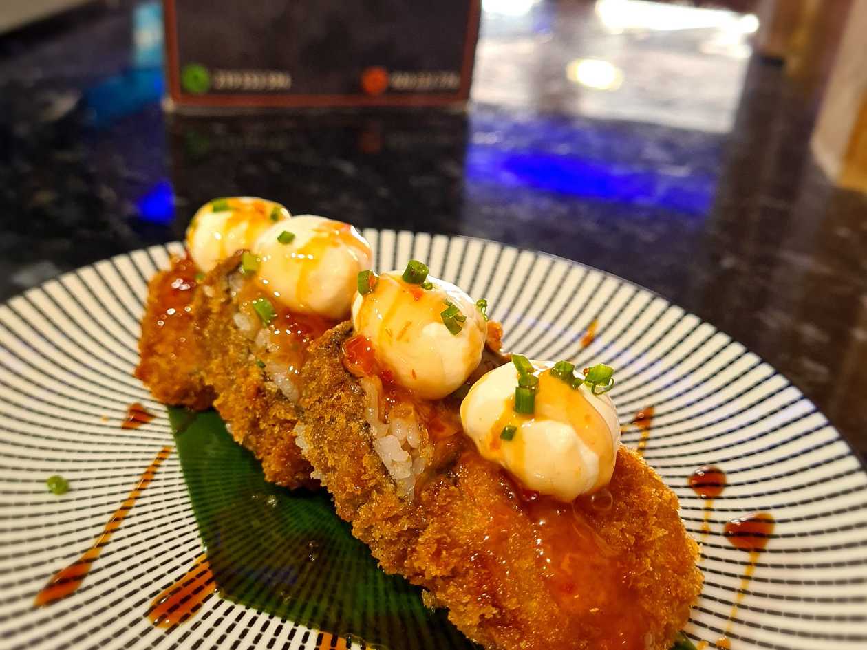 Salmon Hot Roll with Egg - 4 Pieces