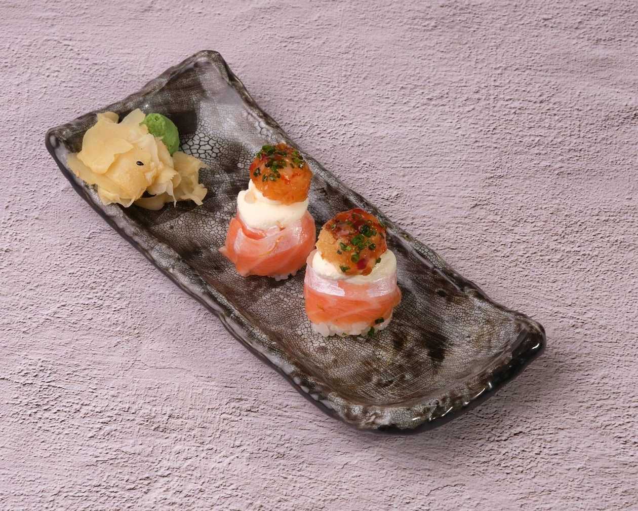 Gunkan Salmão tempura de camarão