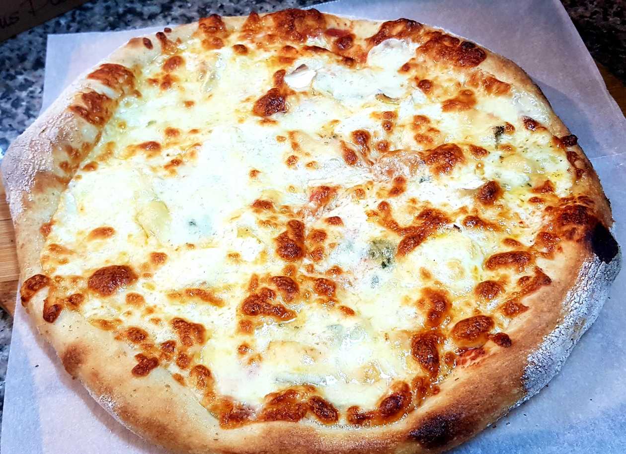 Quattro formaggi Pizza
