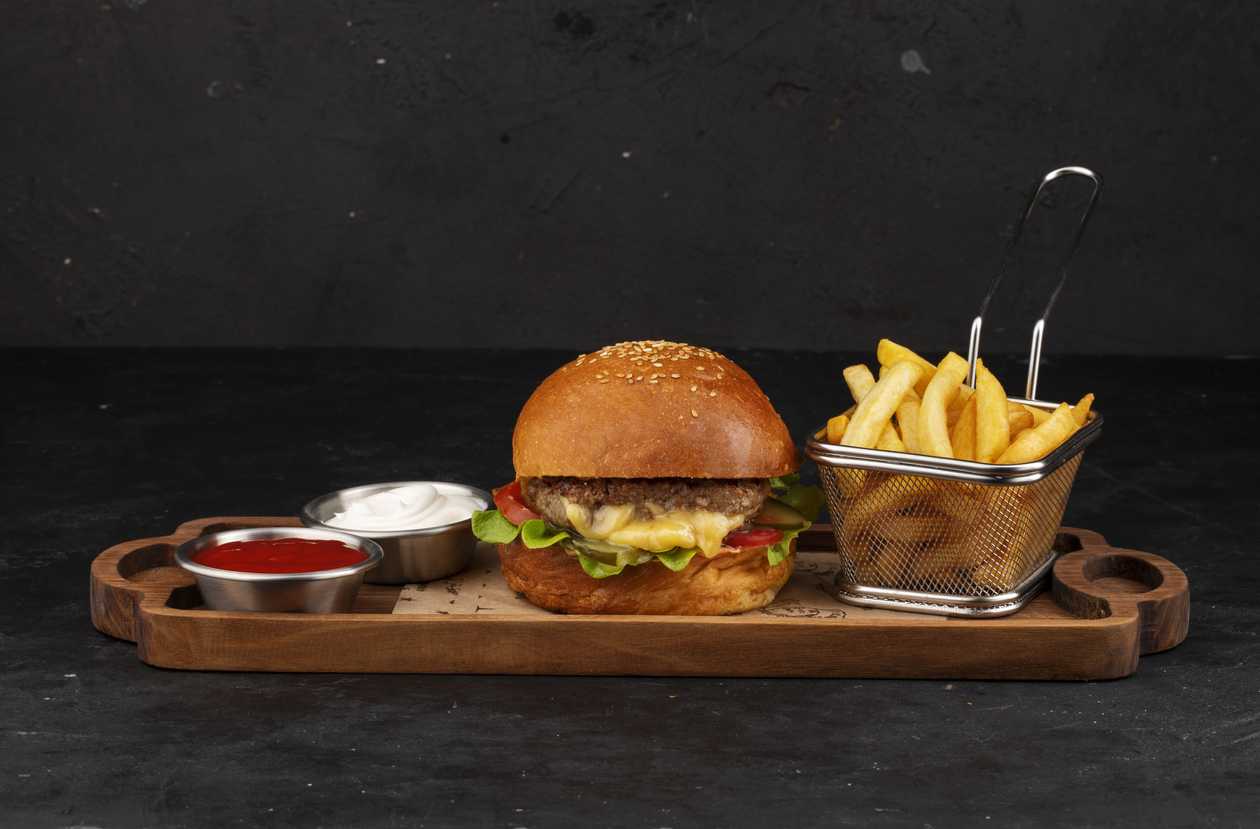 Cheeseburger+ Kartof Fri + İçki