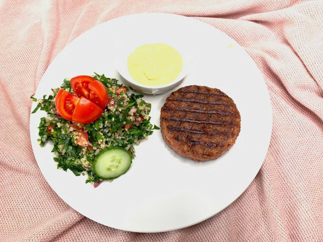 Beyond Meat (proteină de mazăre) cu tabbouleh, quinoa & Sos de muştar şi caju- vegan / fără gluten