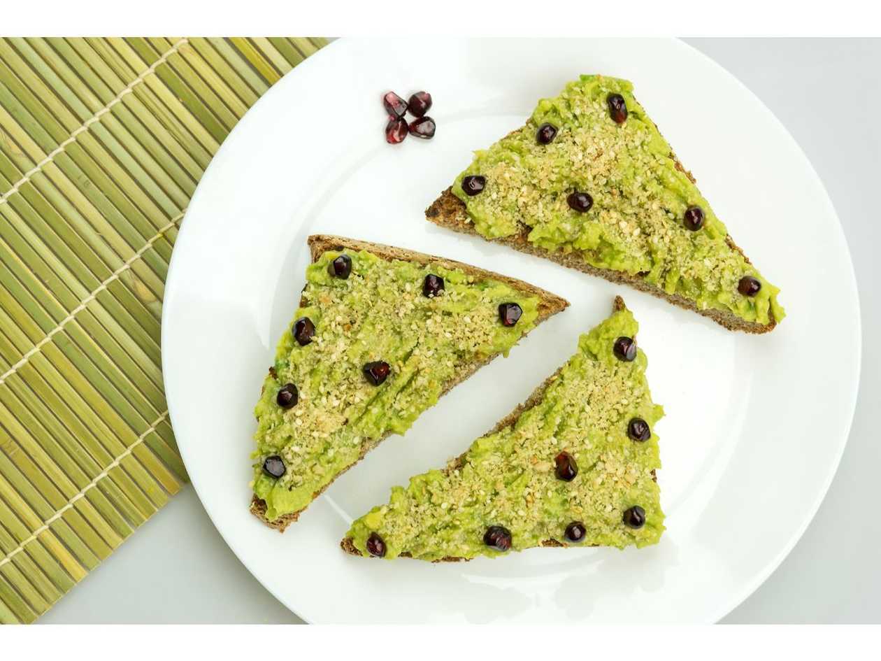 Bruschete cu avocado şi gomasio -  vegan