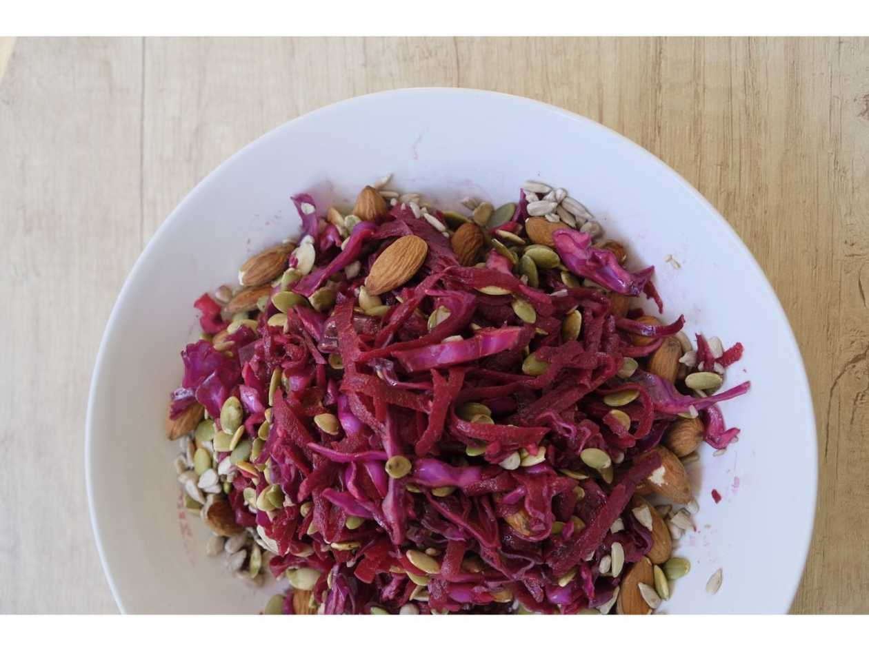 Salată cu sfeclă, varză roșie şi seminţe - raw
