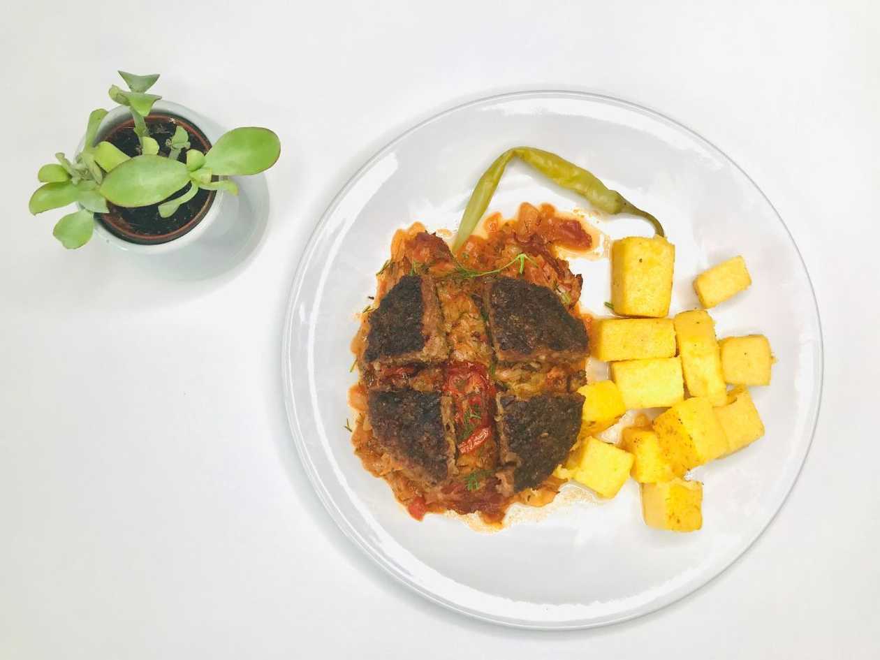 Varză dulce la cuptor cu Beyond Meat (proteină de mazăre), mămăliguţă şi ardei iute
