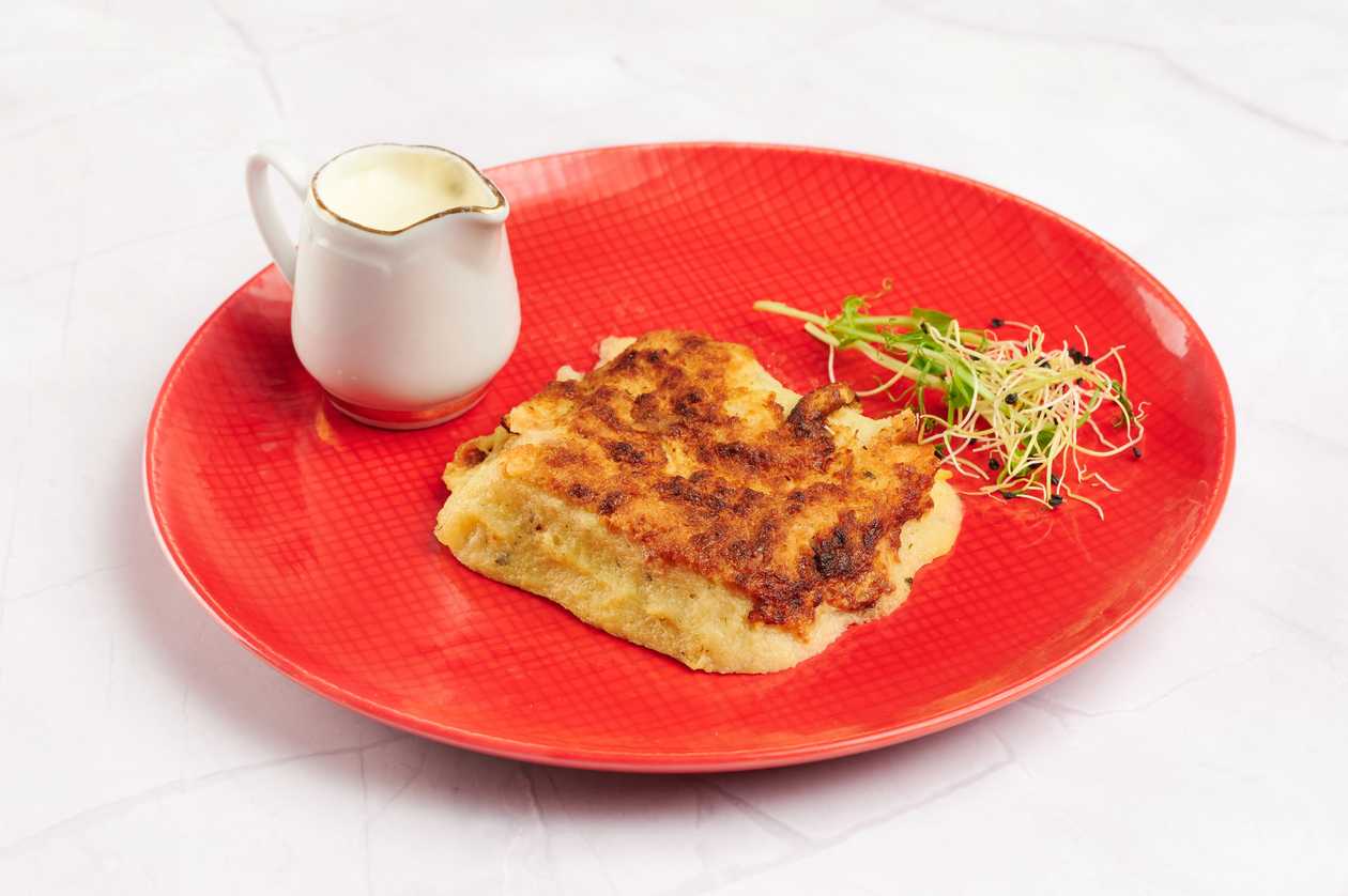 Tarkuotų bulvių plokštainis su padažu