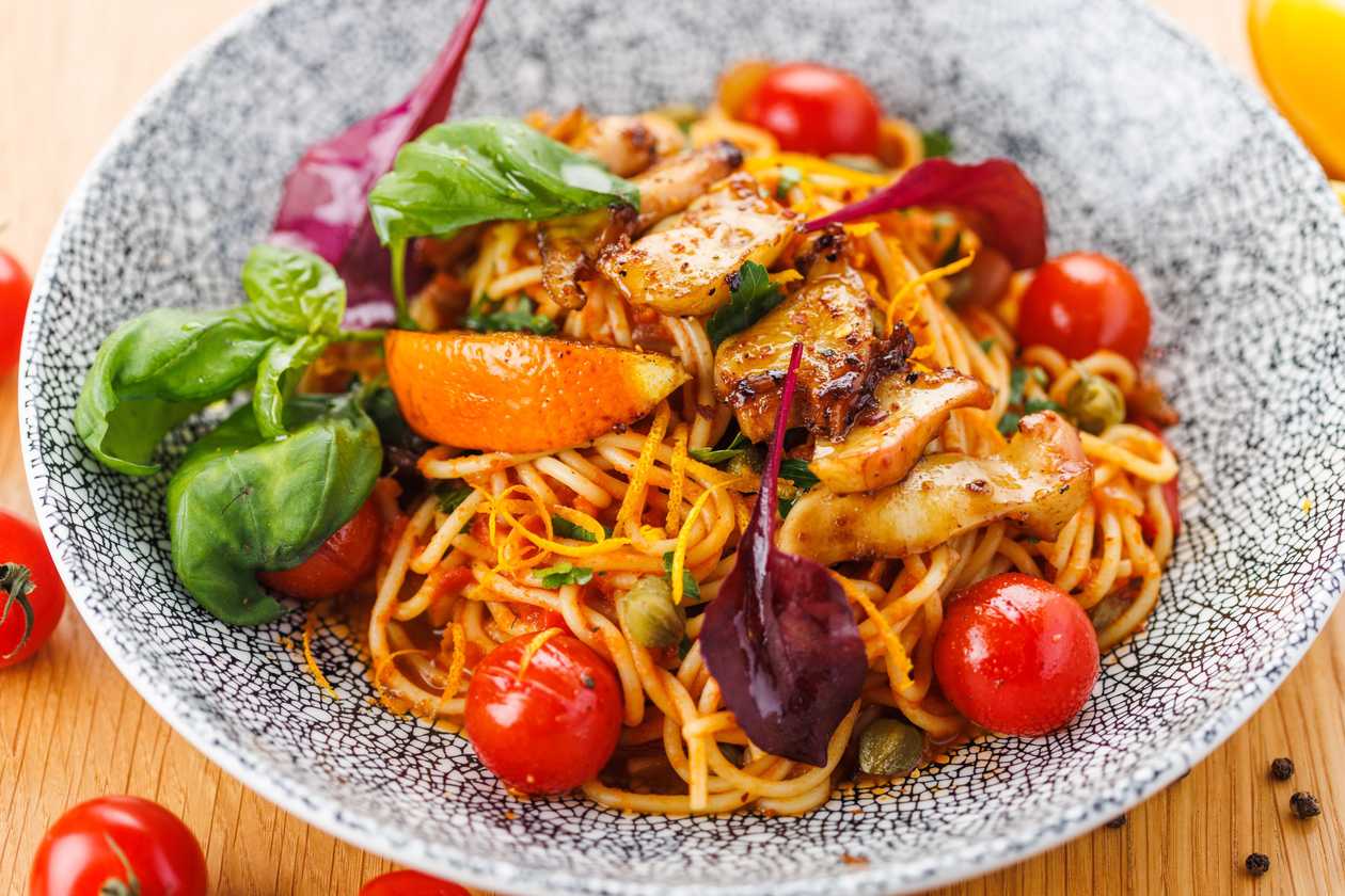Pasta grillitud kalmaariga tomatikastmes