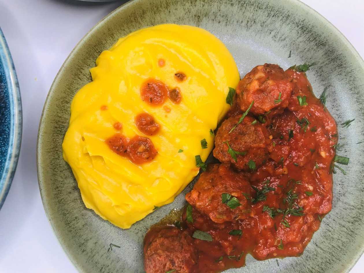 Chifteluţe Beyond marinate cu piure de păstârnac şi ţelină - vegan / fără gluten / caserolă