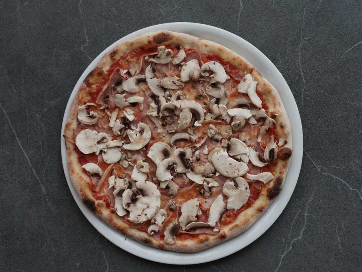 105. Capricciosa pizza 45