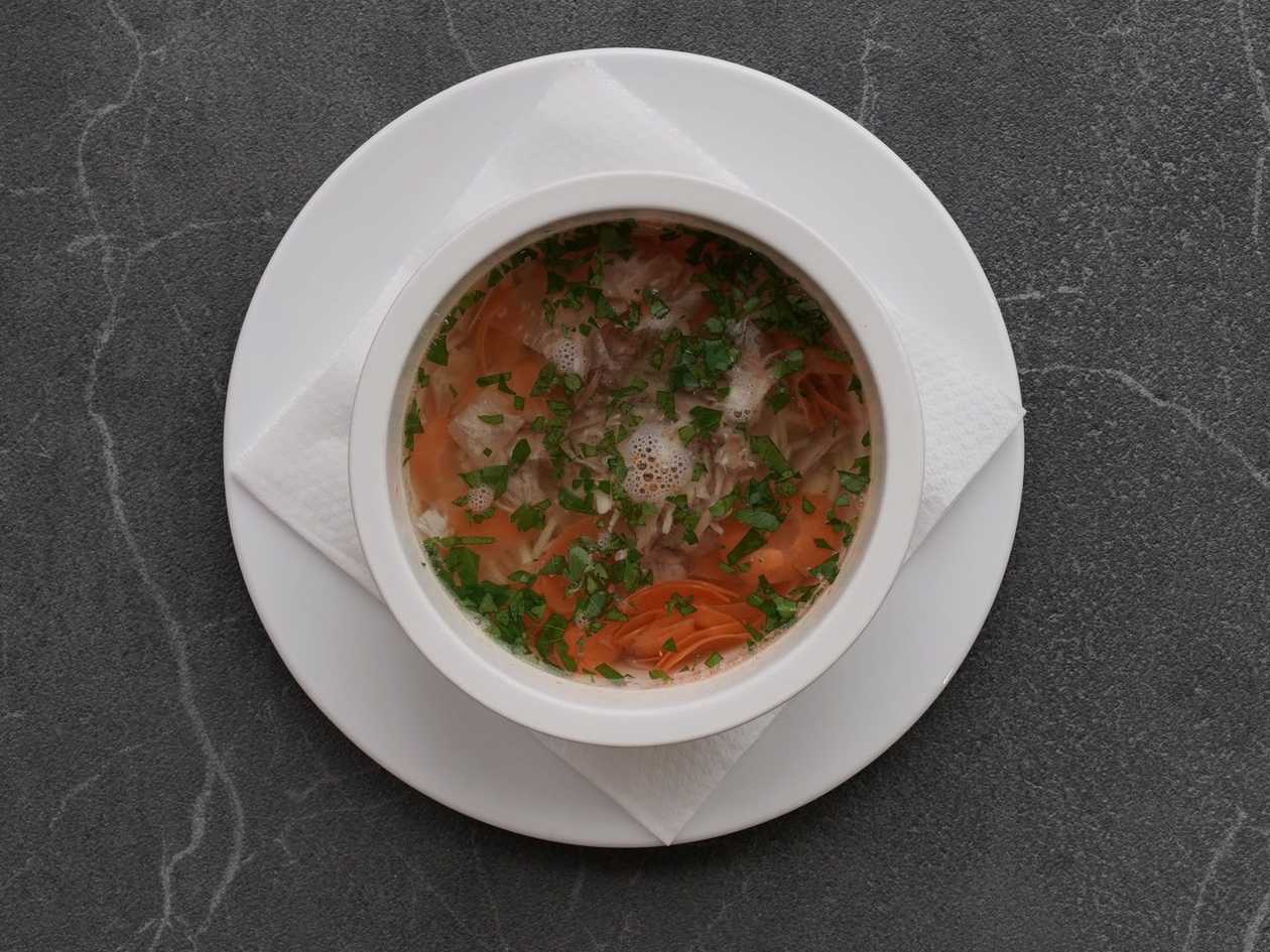 56. Silný hovězí vývar se zeleninou a domácími nudlemi