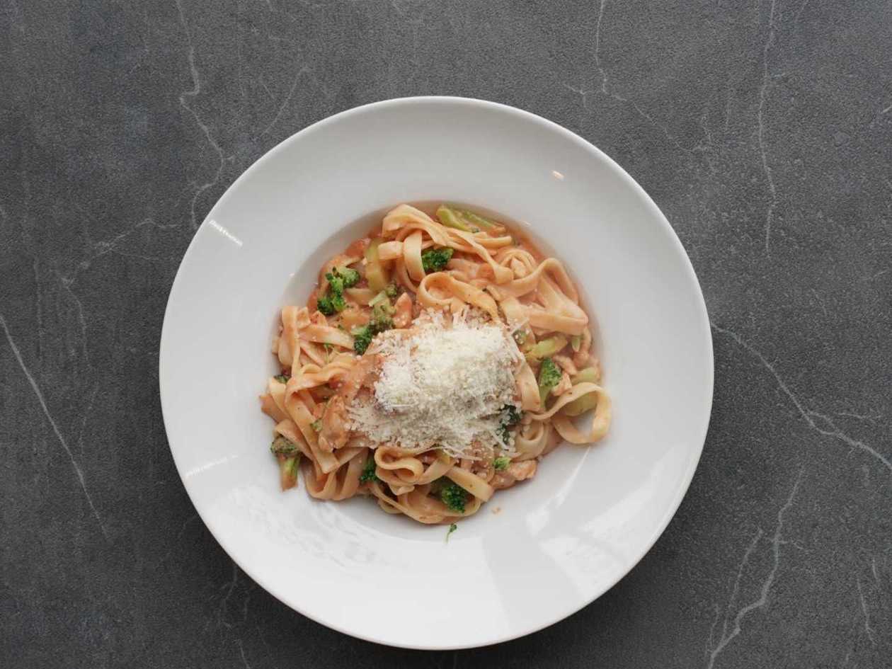 64. Tagliatelle pollo brokoli