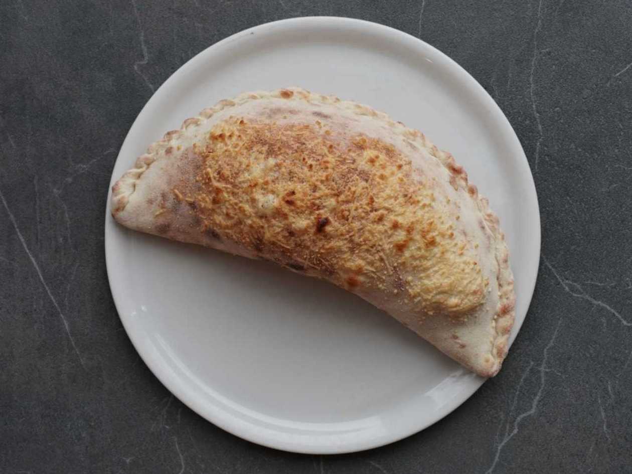 22 .Calzone pizza (stuffed)