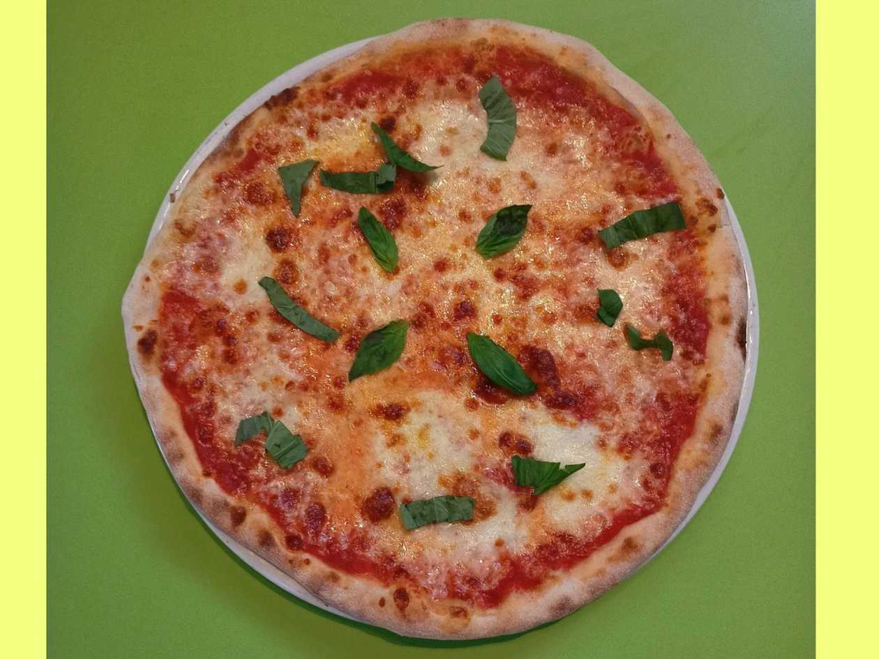 2.Margherita pizza