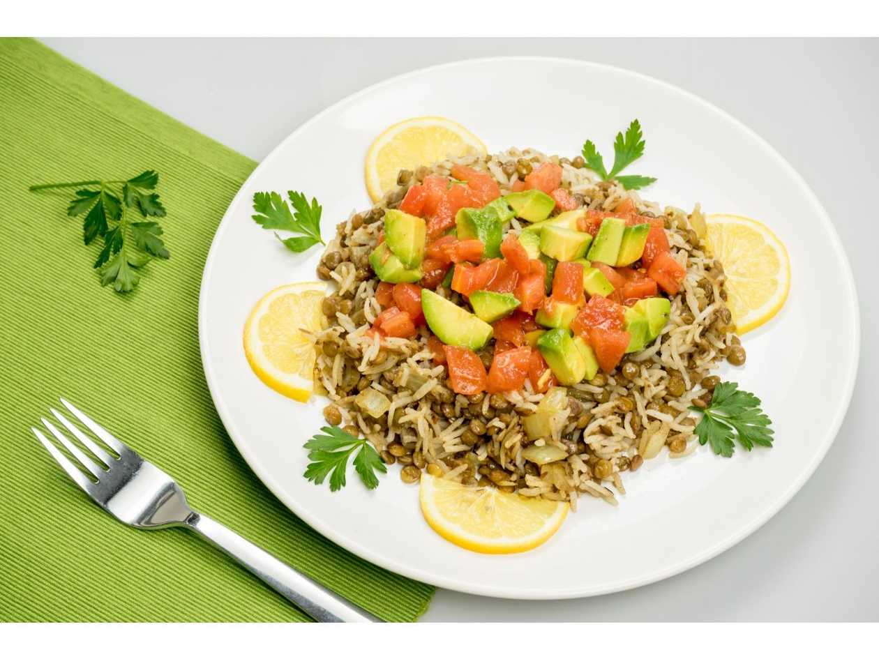 Orez brun cu linte şi dressing avocado - vegan