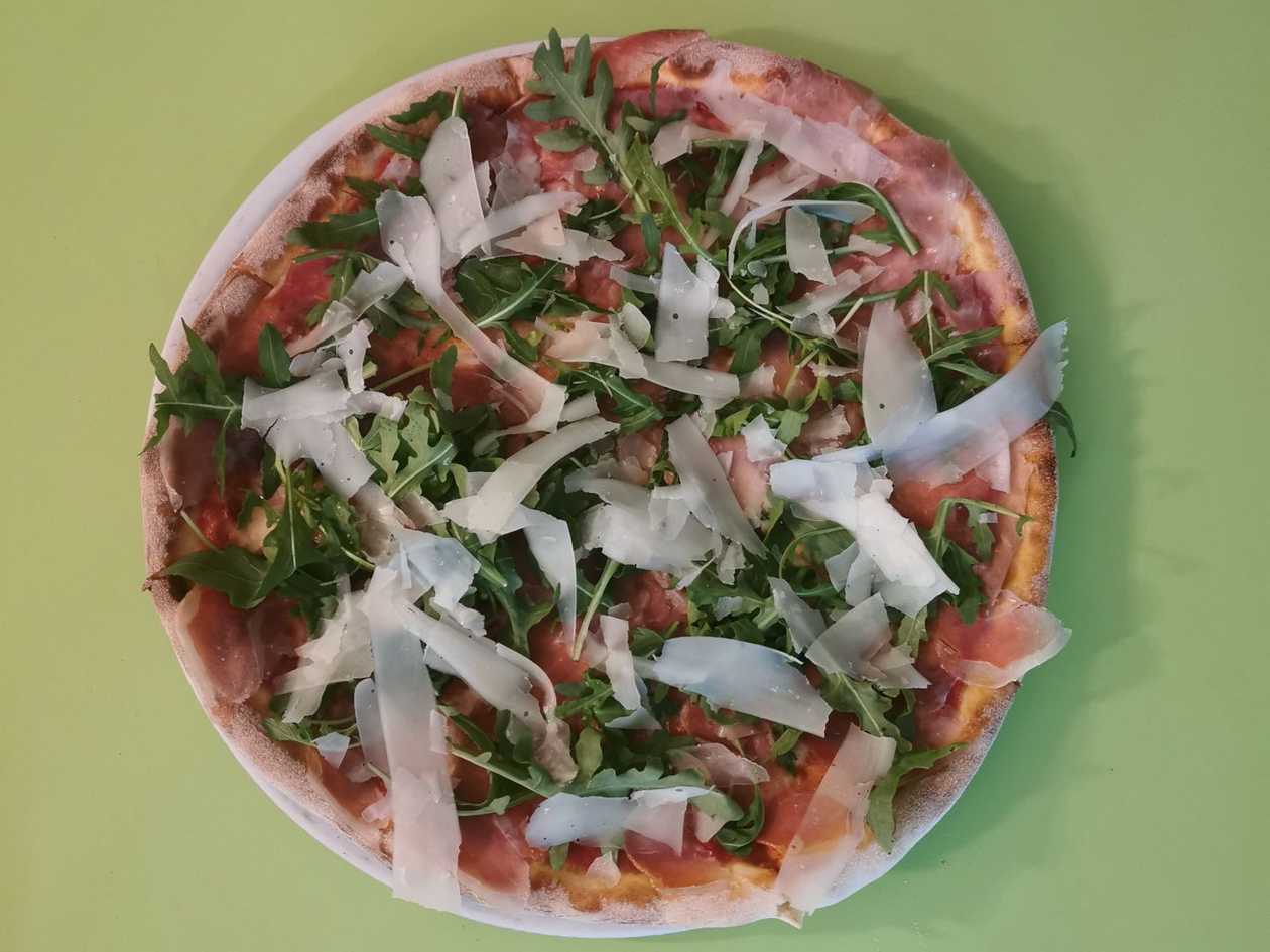 18. Prosciutto crudo e rucola pizza